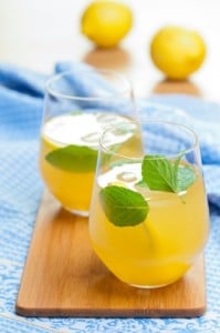 pripomenme si leto s domaci citronovou limonadou