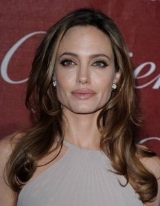 angelina jolie jeji nova prsa ji zpusobuji bolest